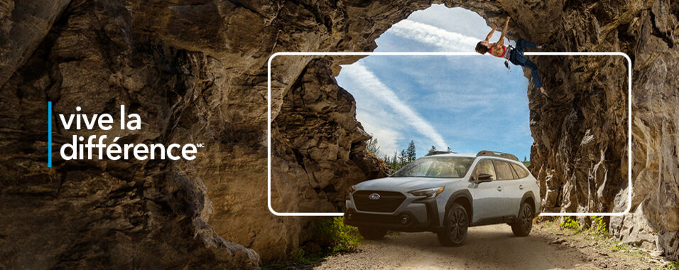 Une Subaru Outback 2023 sous un grimpeur en train d